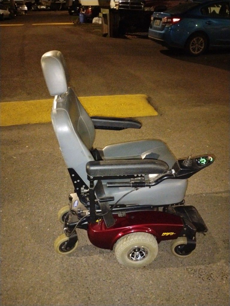 Invacare Pronto Side Step M51 Electric Chair