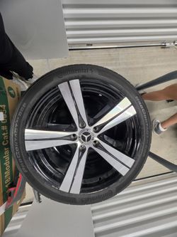 SE VENDEN 2 RINES MERCEDES-BENZ CON LLANTAS CONTINENTAL!