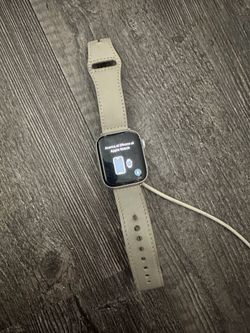 Apple Watch Series 5 44mm ****Cracked Screen****