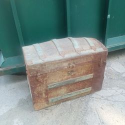 8 Vintage Trunks 