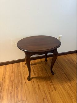 CRESENT FURNITURE Solid Cherry Traditional Style 22" Oval Accent End Table