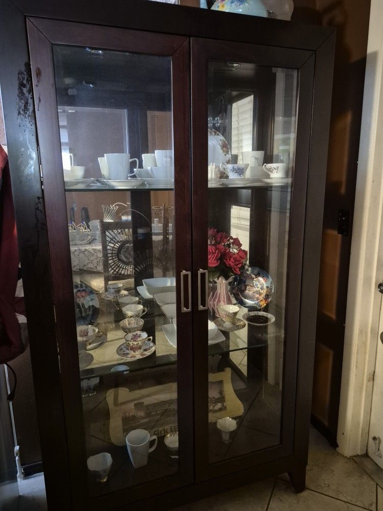 Curio With Table And Four Chairs