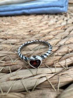 James Avery Heart with Garnet Twisted Wire January Birthstone Ring size 8