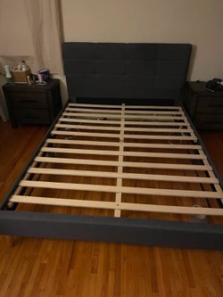 Bedframe with headboard - Queen