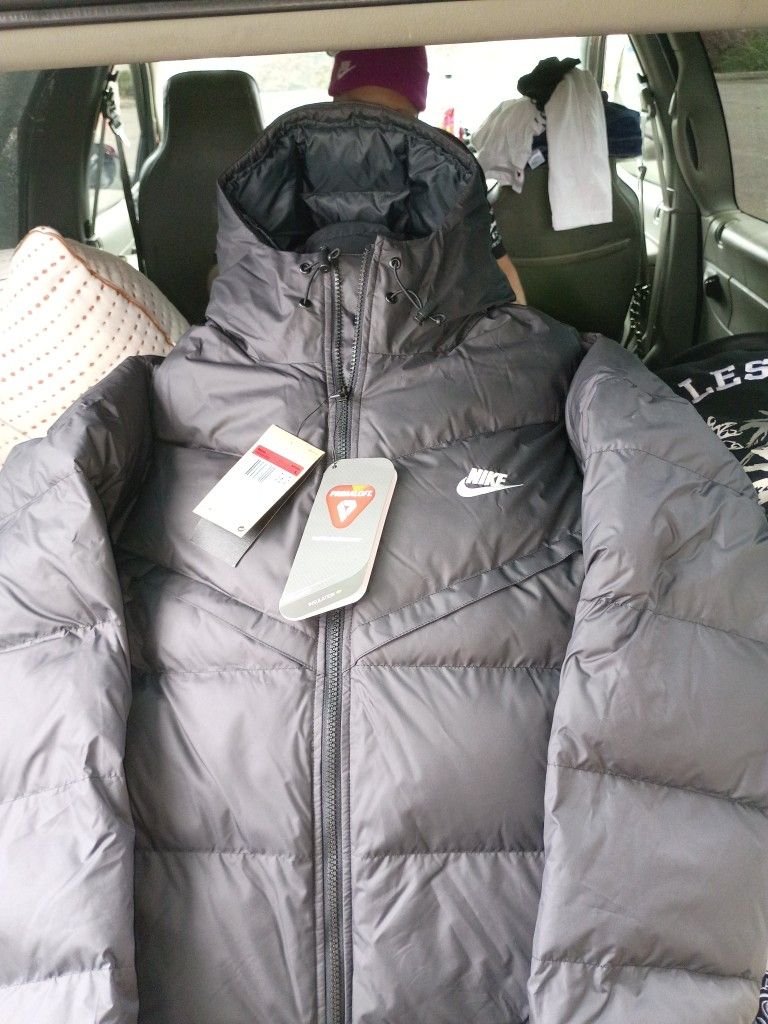 Brand New Men's Size Large Nike Puffer Coat