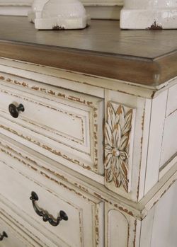 Ashley Furniture Realyn 7-Drawer Dresser