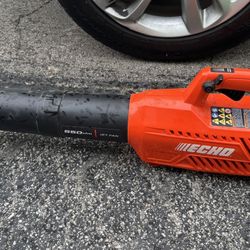 BLOWER - ECHO 145 MPH 550 CFM BLOWER W/BIG BATTERY & CHARGER - $150