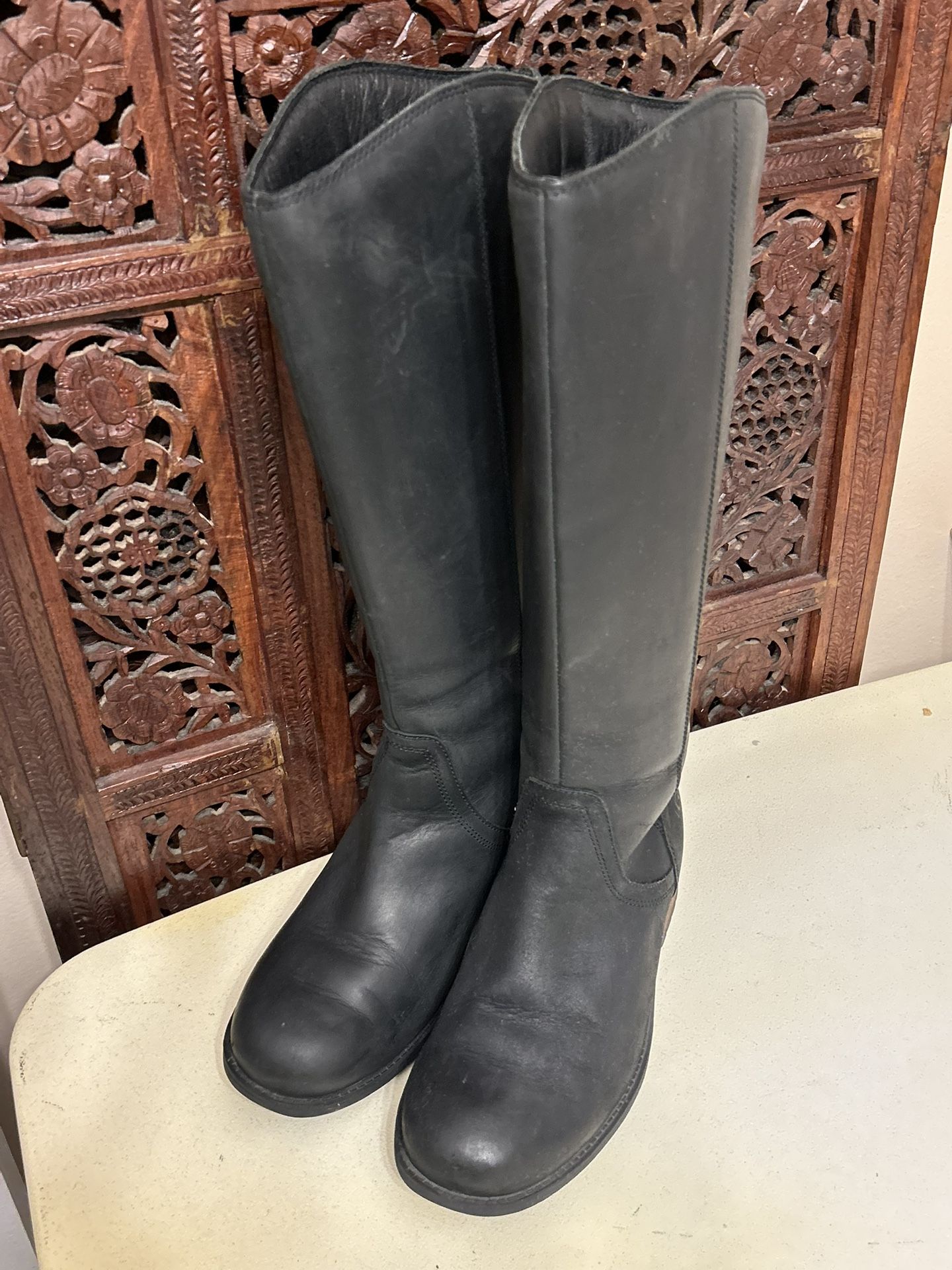 UGG Seldon Tall Black Leather Riding Boots Rear Zipper1009201 Womens Size 7. Excellent condition check all pictures for more details