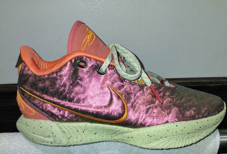Nike LeBron XXI Queen Conch