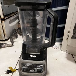 Old Ninja Blender – Parts Only – Does Not Work