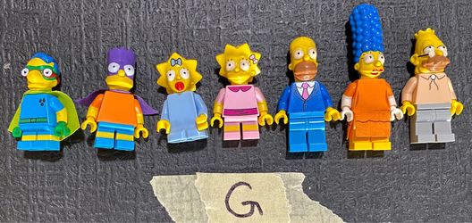 LEGO Simpsons Minifigure Collection – Grappa Simpson, Marge (Orange Dress), Homer Dressed Up, Lisa (Pink Dress), Maggie, “El Barto” Bart & Milhouse in
