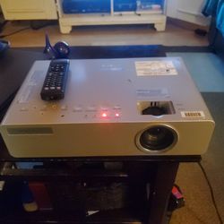 NEW CONDITION PANASONIC PT-LB90U PROJECTOR.THIS PROJECTOR IS READY TO USE. EVERYTHING INCLUDED.