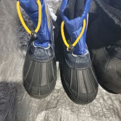 snow boots sizes 5 and 6 youths