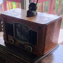 Vintage Zenith Tube Radio