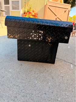 Truck bed tool box
