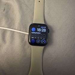 Apple Watch 44mm SE