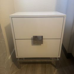 Set of 2 White Nightstands