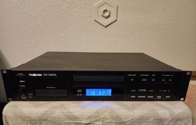 Tescam CD200iL Professional DJ CD Player with iPod Dock