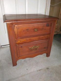 Vintage Broyhill small end table (1)