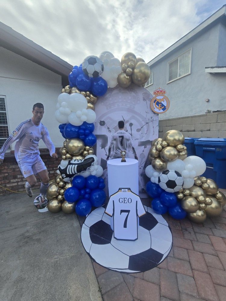 Balloon Garlands And Wood Backdrops 
