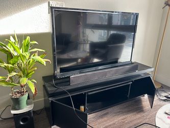 50in Vizio TV with soundbar and subwoofer