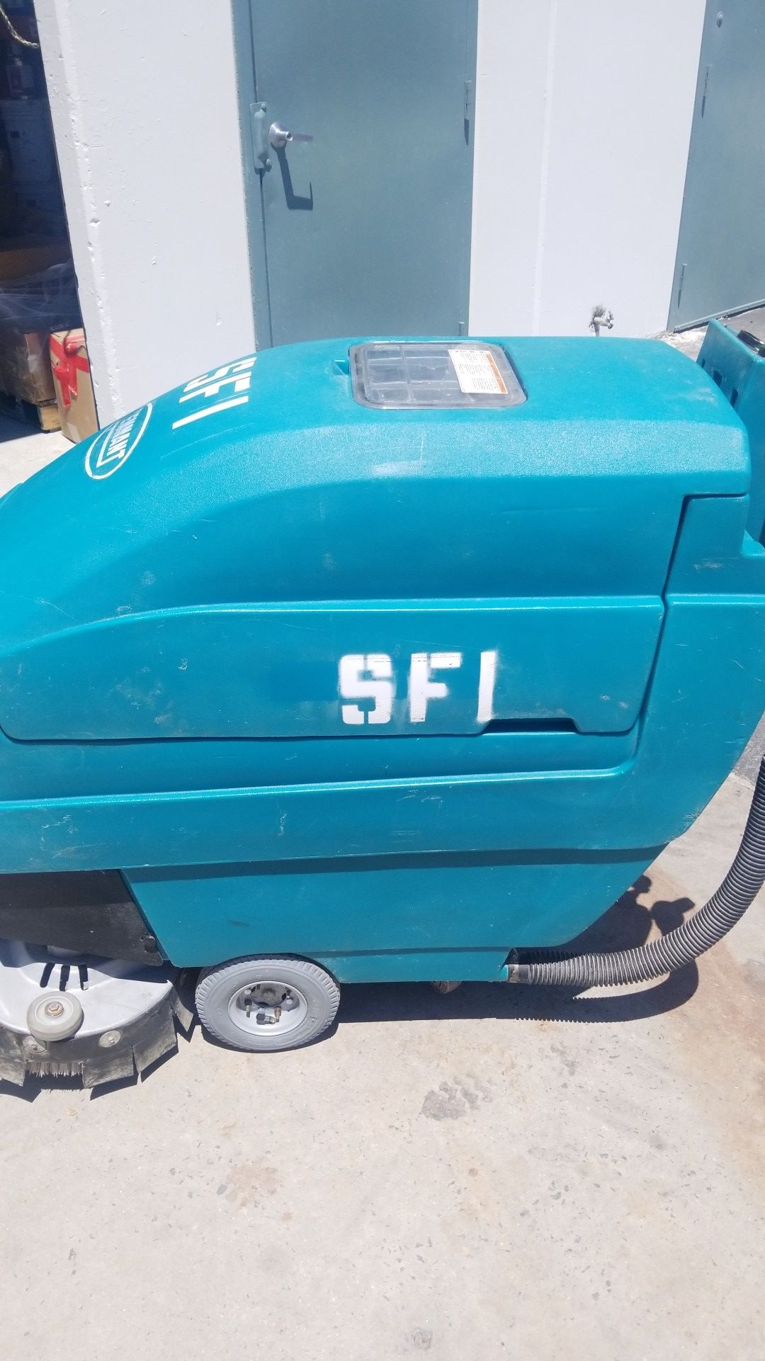 Tennant 5400 floor scrubber