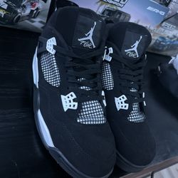 Black and White 4s Size 12 slightly used no box. *1:1
