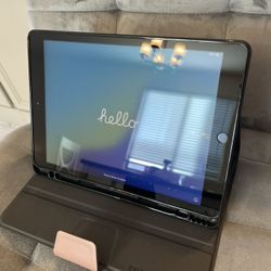 📱 iPad 7th Gen (32GB) + Pencil + Accessories – Excellent Condition!