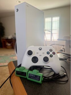 Xbox Series S 512GB - 10ft USB C cable & Rechargeable Batteries