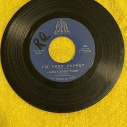 This item is a 1966 7-inch 45 RPM vinyl record of "I'm Your Puppet" by James & Bobby Purify on the Bell Records label (catalog number 648). 