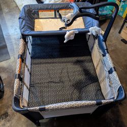 DeltaChildren LX Deluxe Play Yard - Like New