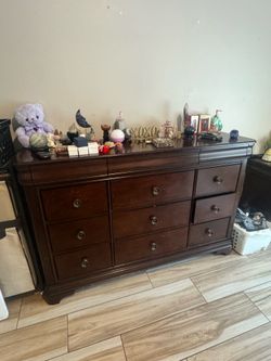 Set of Queen bed and furnitures