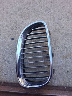 2004-2007 BMW 530i Front Right Passenger Side Chrome Grille RH OEM