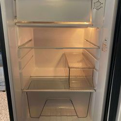 Large Dorm Style Frigidaire Mini Fridge 