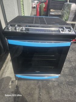 Like New Whirlpool Slide-in 30" Wide 5 Burner Gas Stove Convectional Air Fry
