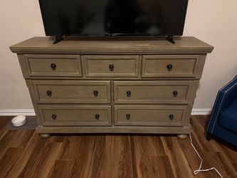 Dresser with 7 drawers