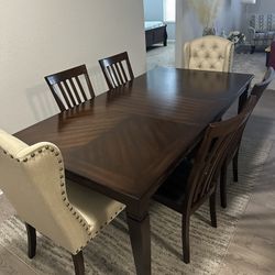 Everything you see in the photos: dining table with chairs and side table, all for $600.