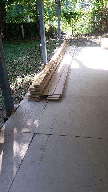 Saire de madera de 8 pulgadas x 16 pies de largo tengo 28 hojas y 5 de 1 x 4 x16 de largo