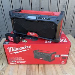 Milwaukee M18 18V Lithium-lon Cordless Jobsite Radio (Bluetooth and Radio Compatible)