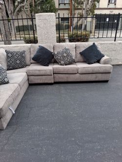 Sectional couch for sale 550$