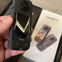Insta360    X 3