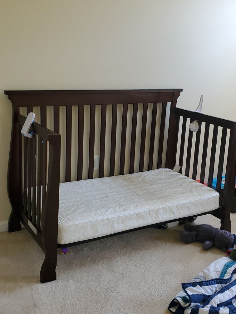 Crib/Toddler bed/full bed convertible with mattress