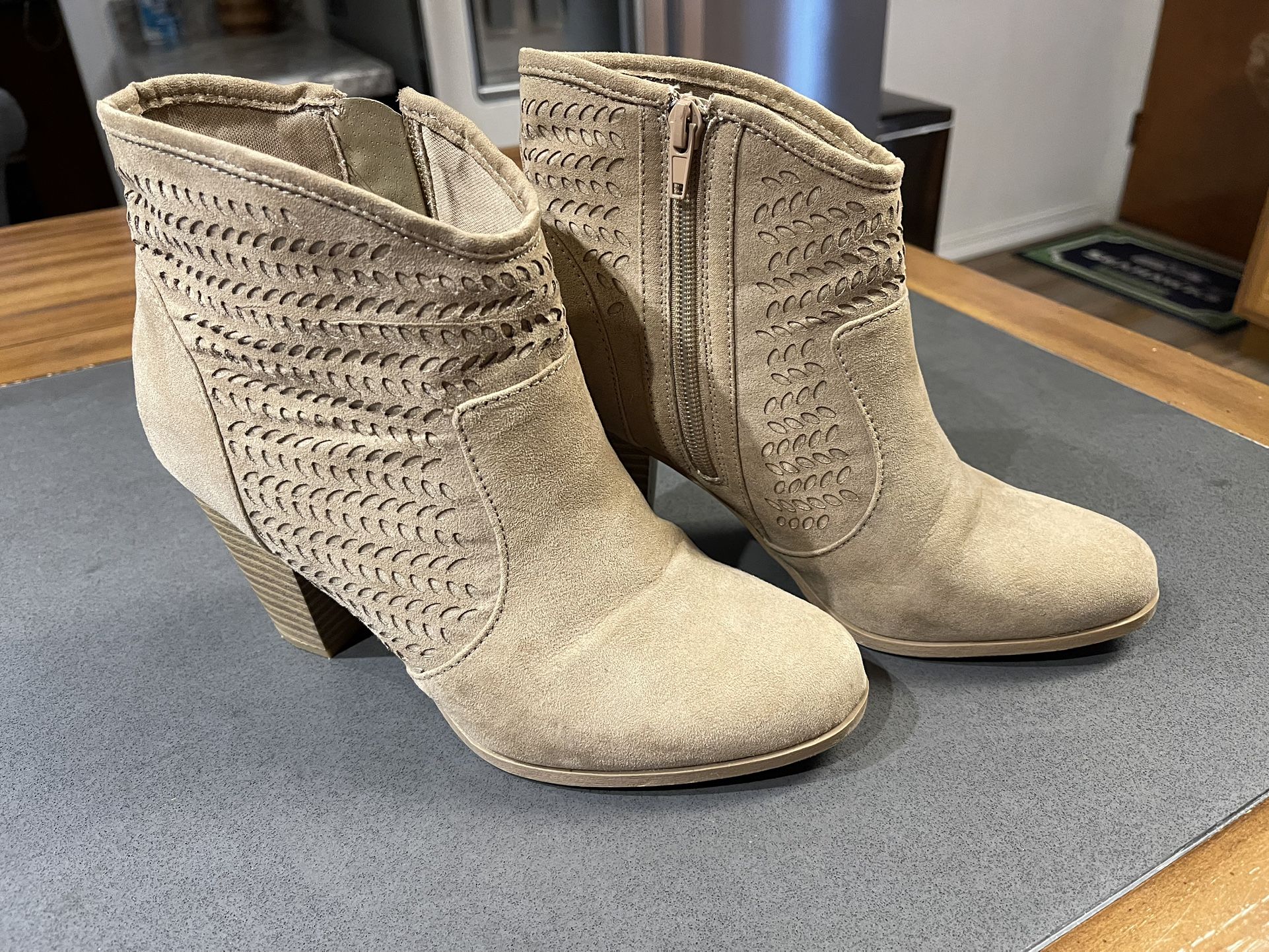 Women’s Ankle Boot, Size 8