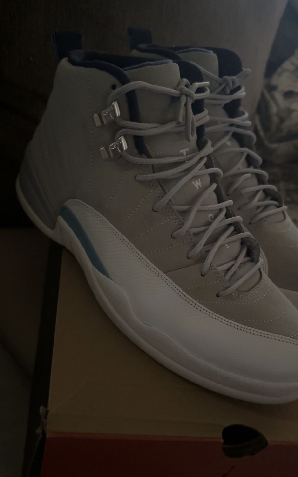 AIR JORDAN 12 RETRO WLF GRY/UNVRSTY