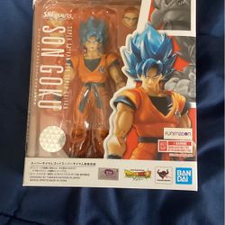 Goku Figurine