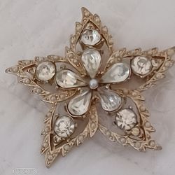 Vtg. Gold Tone Rhinestone & Pearl Star Pin