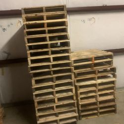 WOOD PALLETS EXCELLENT CONDITION $1 EACH OR MAKE OFFER 