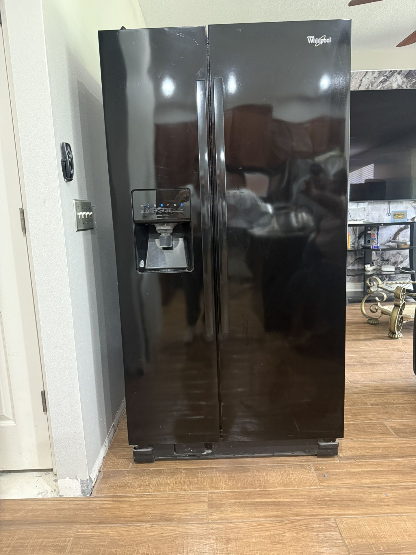Refrigerator Whirlpool Black