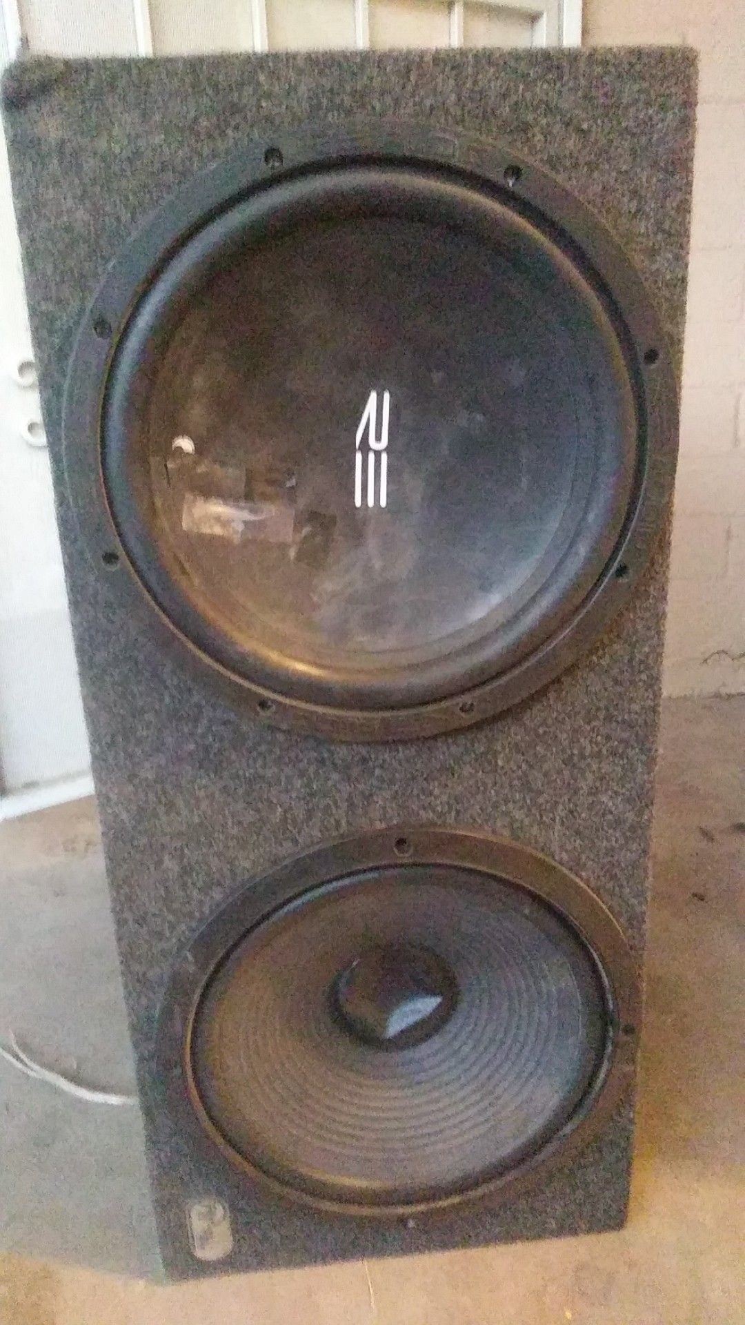 Se vende caja para subwoofer 12. Completa