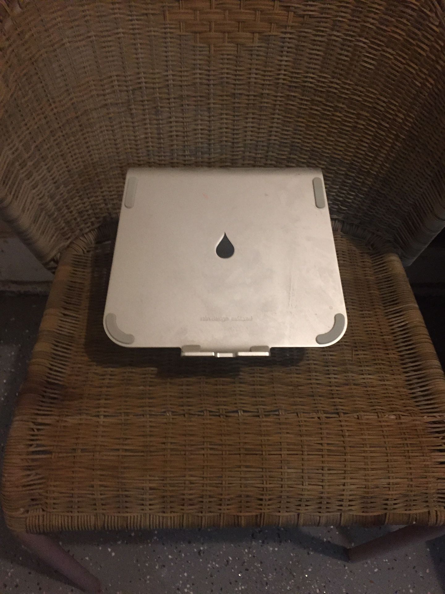 Metal laptop stand